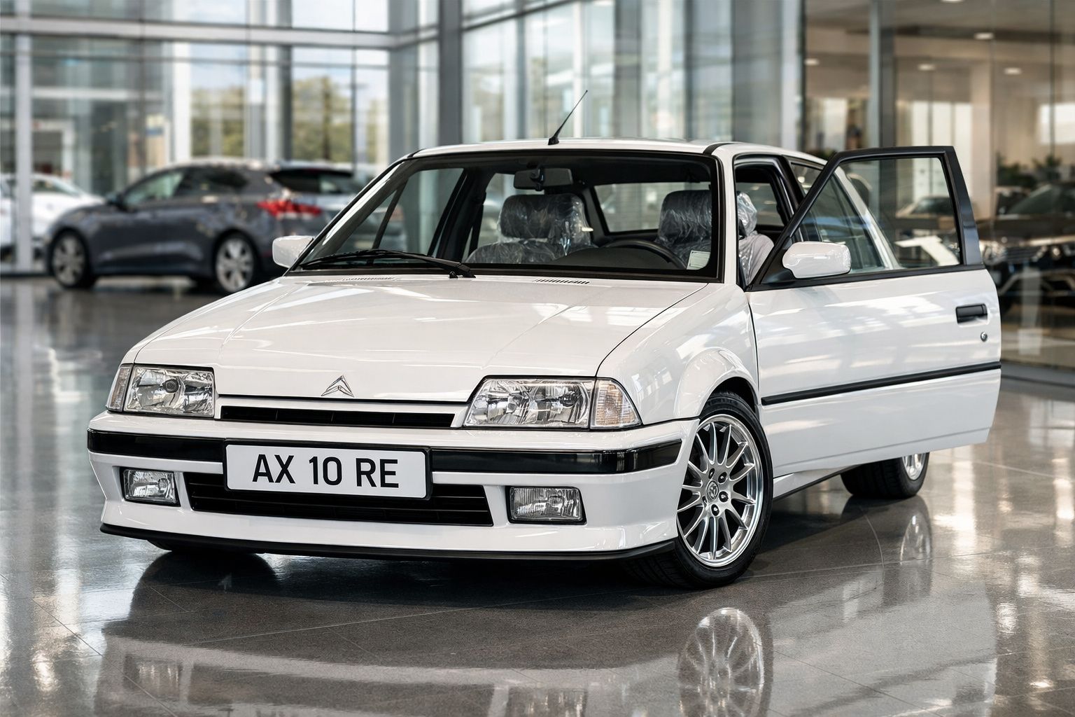 Automóvel Citroën AX branco estacionado em interior com porta dianteira direita aberta.